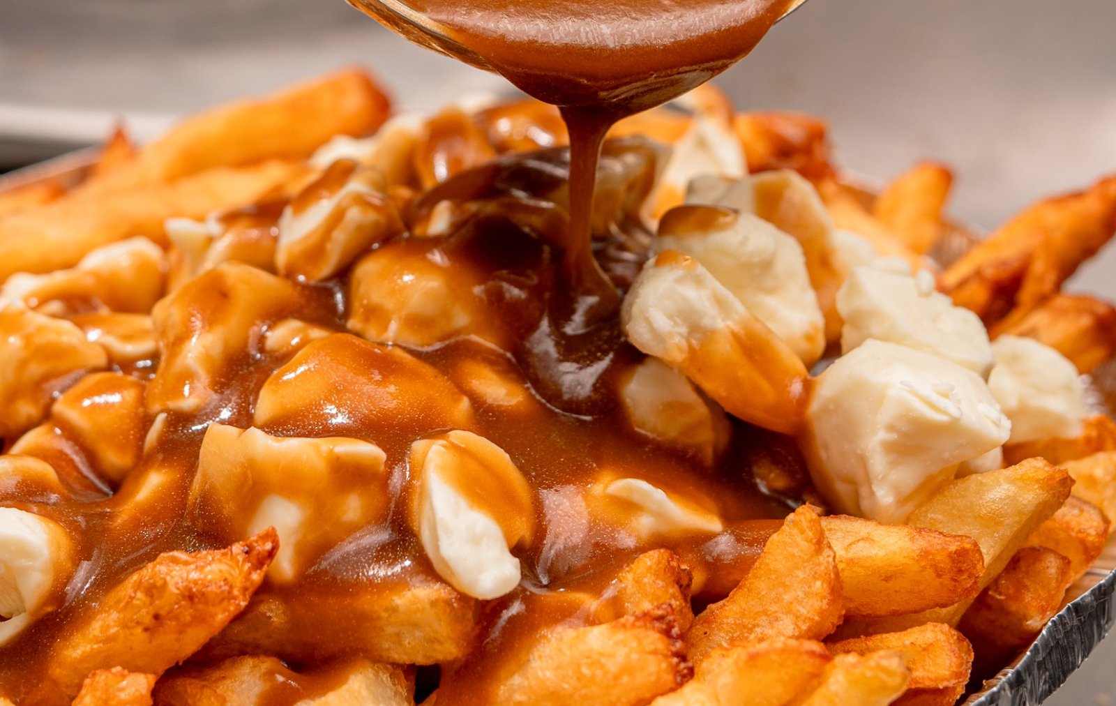 De jeunes Ukrainiens testent leur première poutine à vie lors du Tournoi de pee-wee