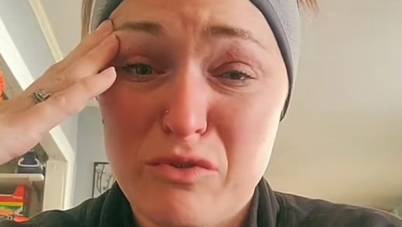 Une maman infirmière fond en larmes alors qu'elle mentionne ses difficultés financières.