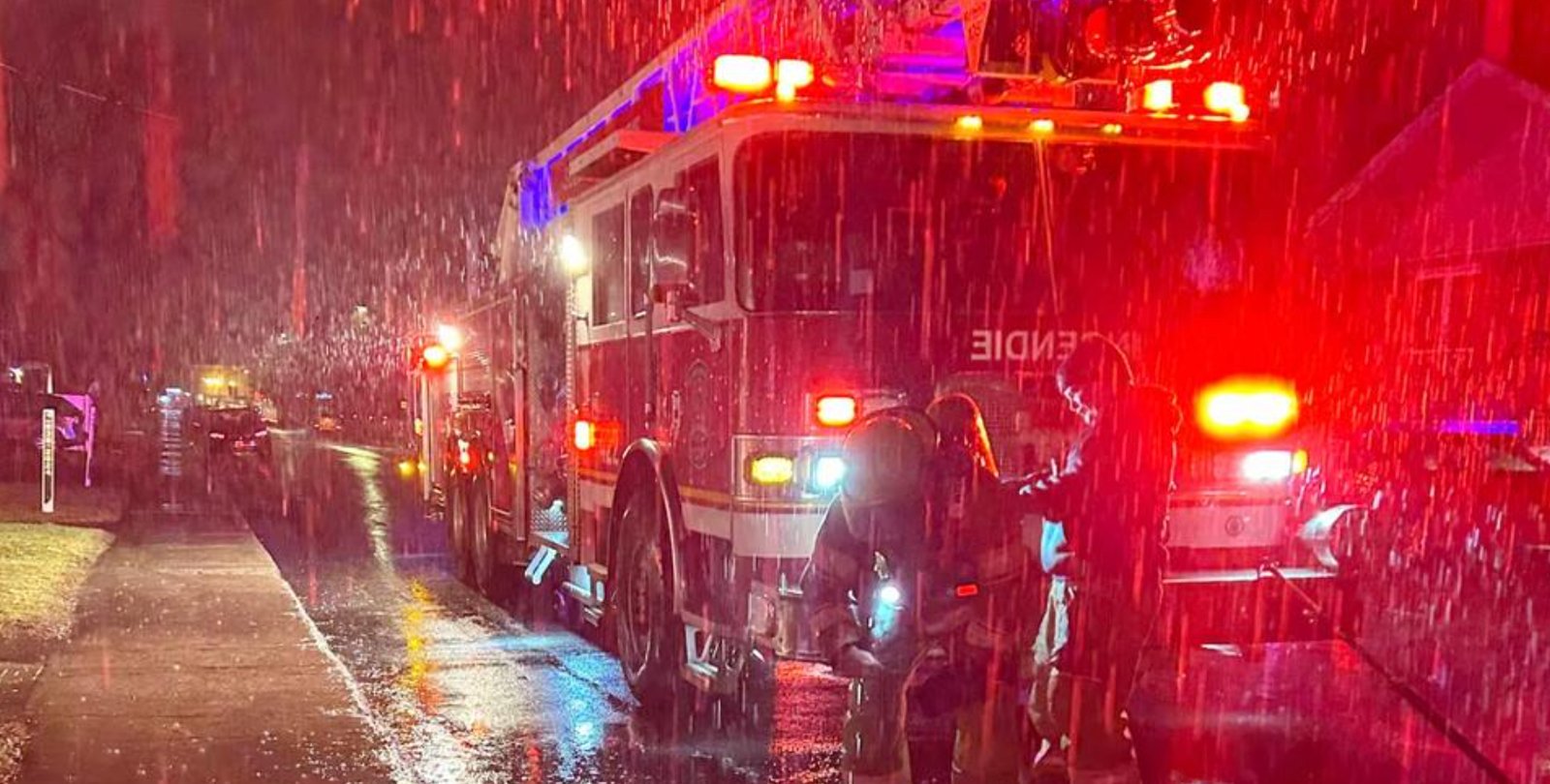 Une Québécoise terrifiée alors que sa Toyota prend subitement feu dans son abri tempo