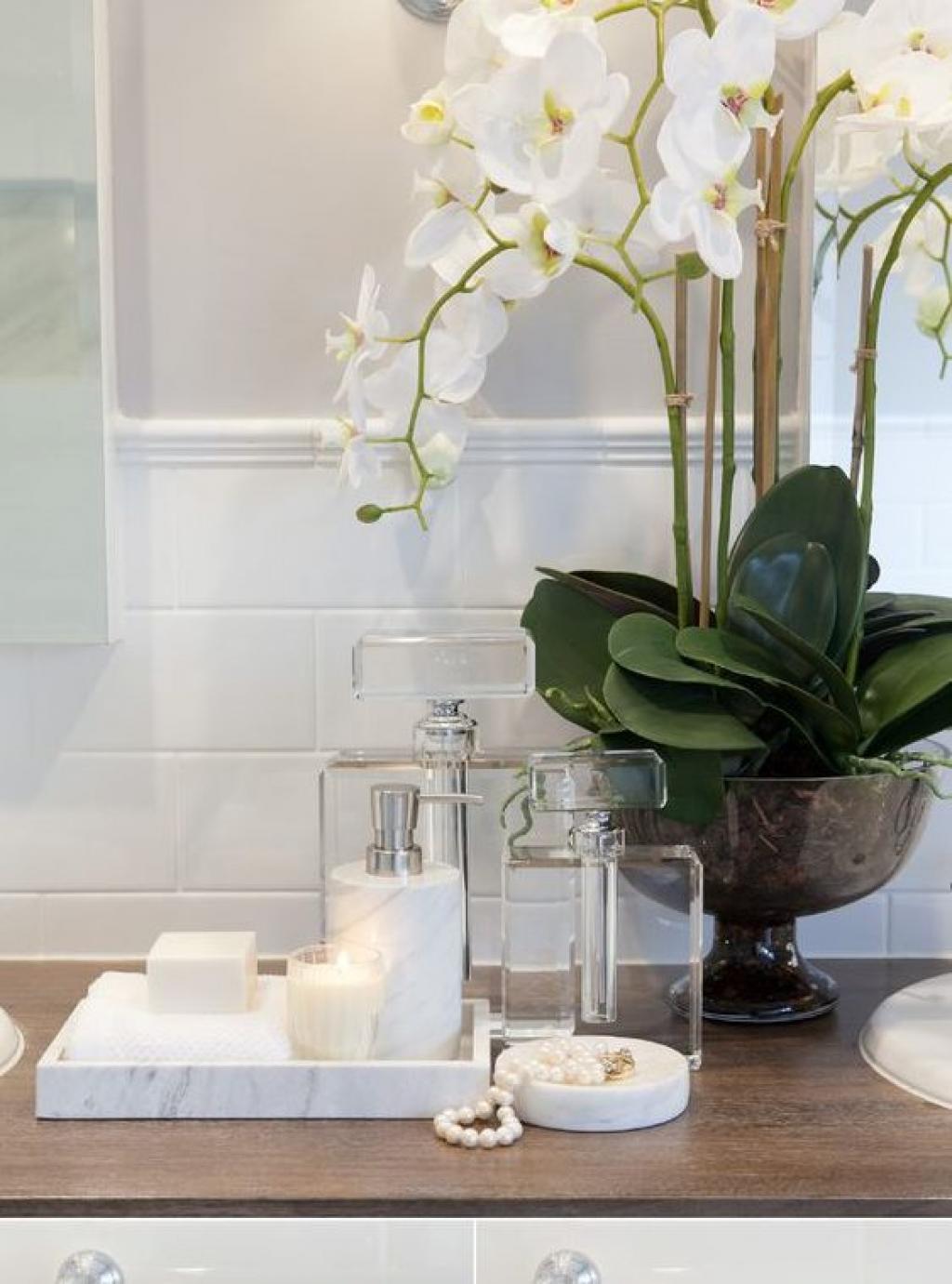 Искусственные цветы в ванной комнате. Комнатные растения в ванной. Искусственные цветы в интерьере ванной. Искусственные цветы в ванной комнате. Цветы в интерьере ванной комнаты.