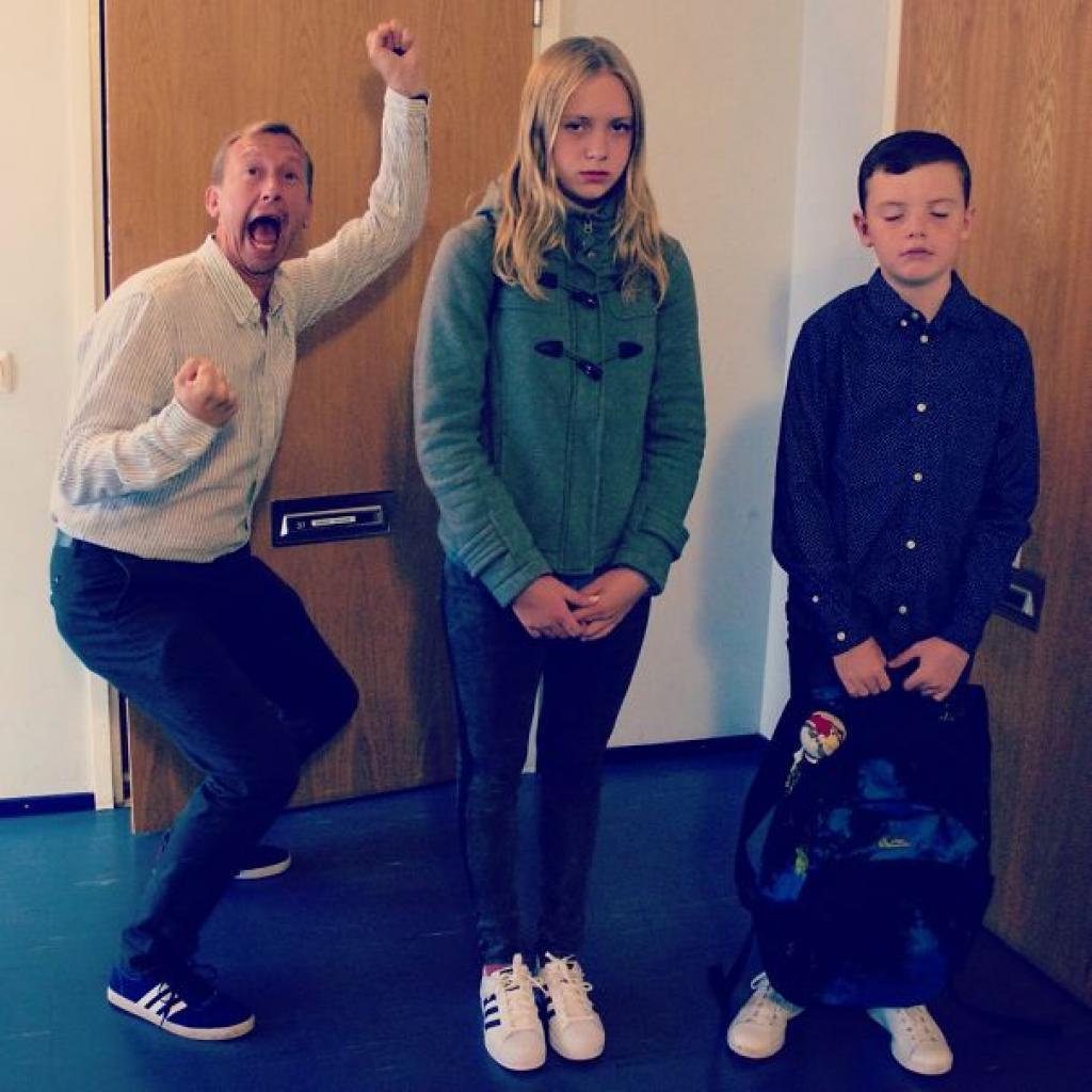 Мне не рады родители. Родители надпись. Ребенок съехал. Родители надпись. Придверный коврик уходите.